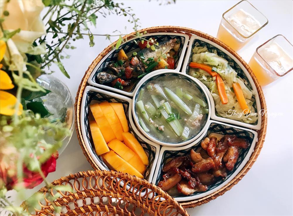 Vợ đảm chiều chồng bằng mâm cơm sắc màu tựa khay mứt kẹo ngày Tết-3