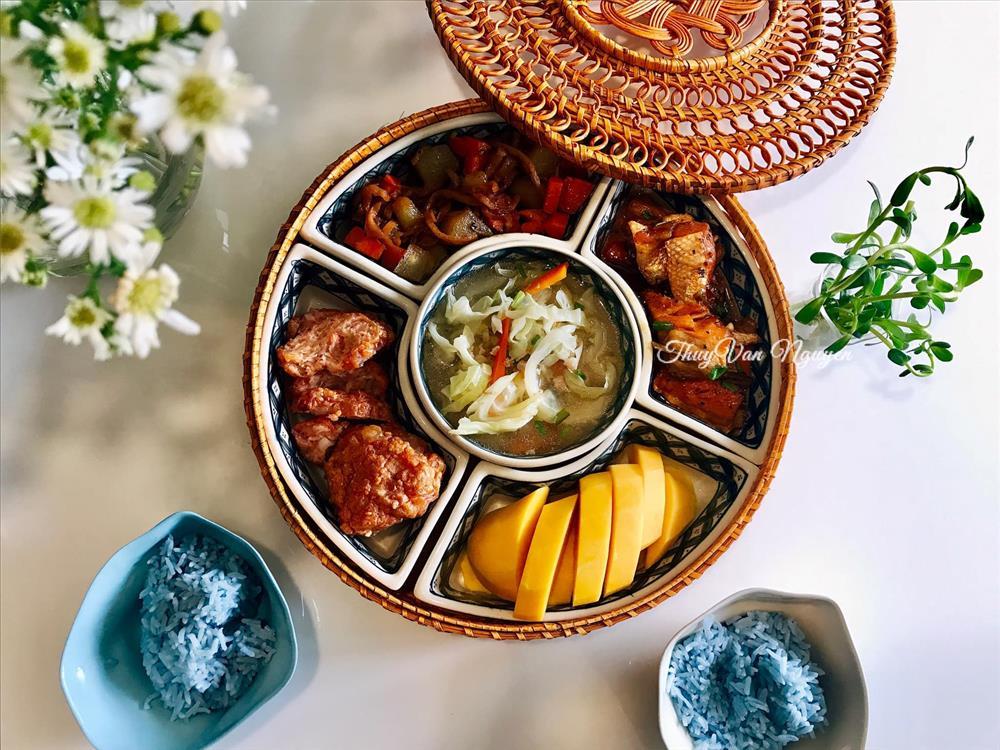 Vợ đảm chiều chồng bằng mâm cơm sắc màu tựa khay mứt kẹo ngày Tết-5