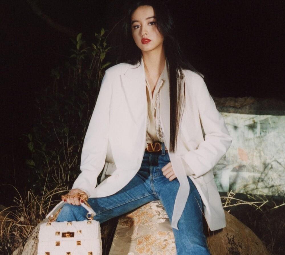 Nàng thơ Chanel Nhật Bản bị chỉ trích dữ dội khi dẫm chân lên áo Kimono-2