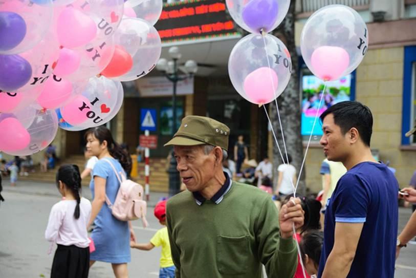 Ông chú bán bóng bay nổi tiếng nhất phố cổ qua đời, dân mạng hụt hẫng-1