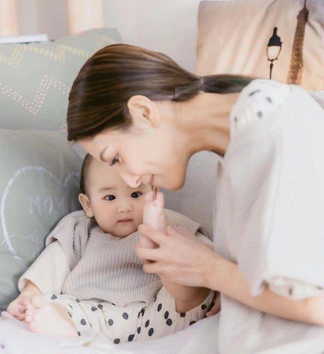 Quý tử đáng yêu của Trịnh Gia Dĩnh và vợ hoa hậu-1