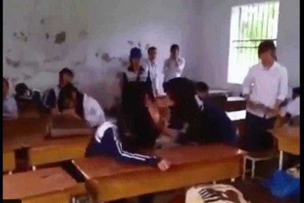 Sau tin nhắn nói xấu bạn bị chụp màn hình, 2 nữ sinh lao vào đánh nhau ngay tại lớp học-1