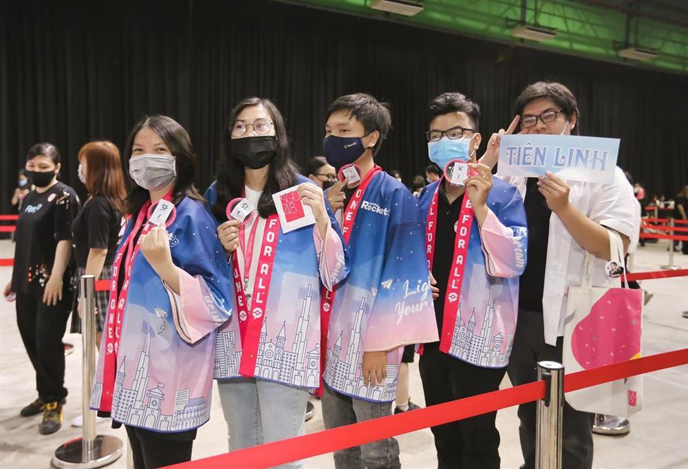 Sốc: Fan nhóm nhạc đông nhất Việt Nam chi tận 2 tỷ chỉ để bắt tay idol-4