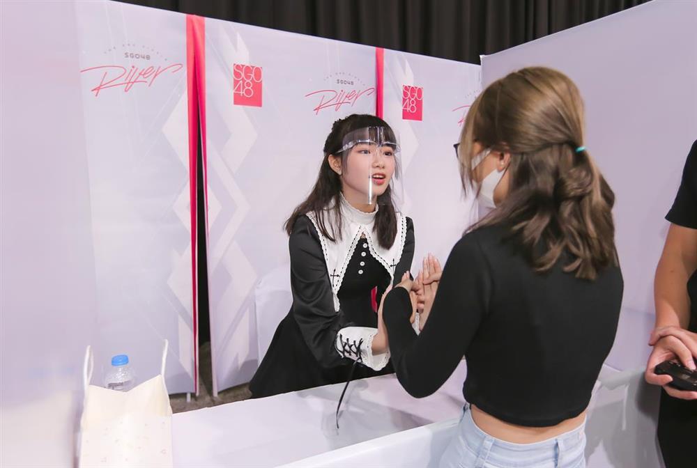 Sốc: Fan nhóm nhạc đông nhất Việt Nam chi tận 2 tỷ chỉ để bắt tay idol-8