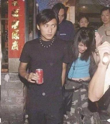 Tạ Đình Phong kè kè Vương Phi giữa tin làm Trương Bá Chi có bầu-4