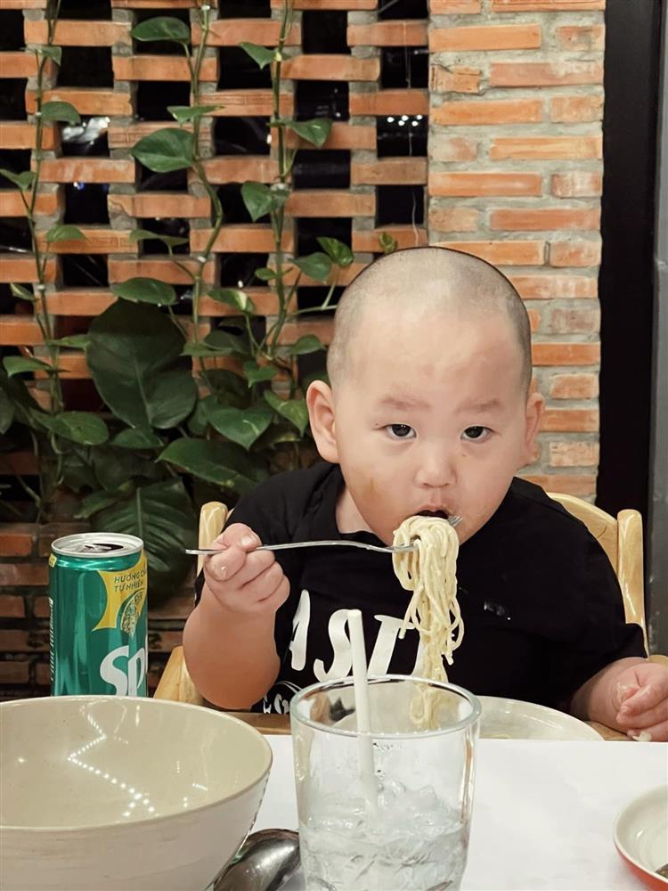 Loạt ảnh nạp năng lượng cực yêu của con trai Trà My Idol-2