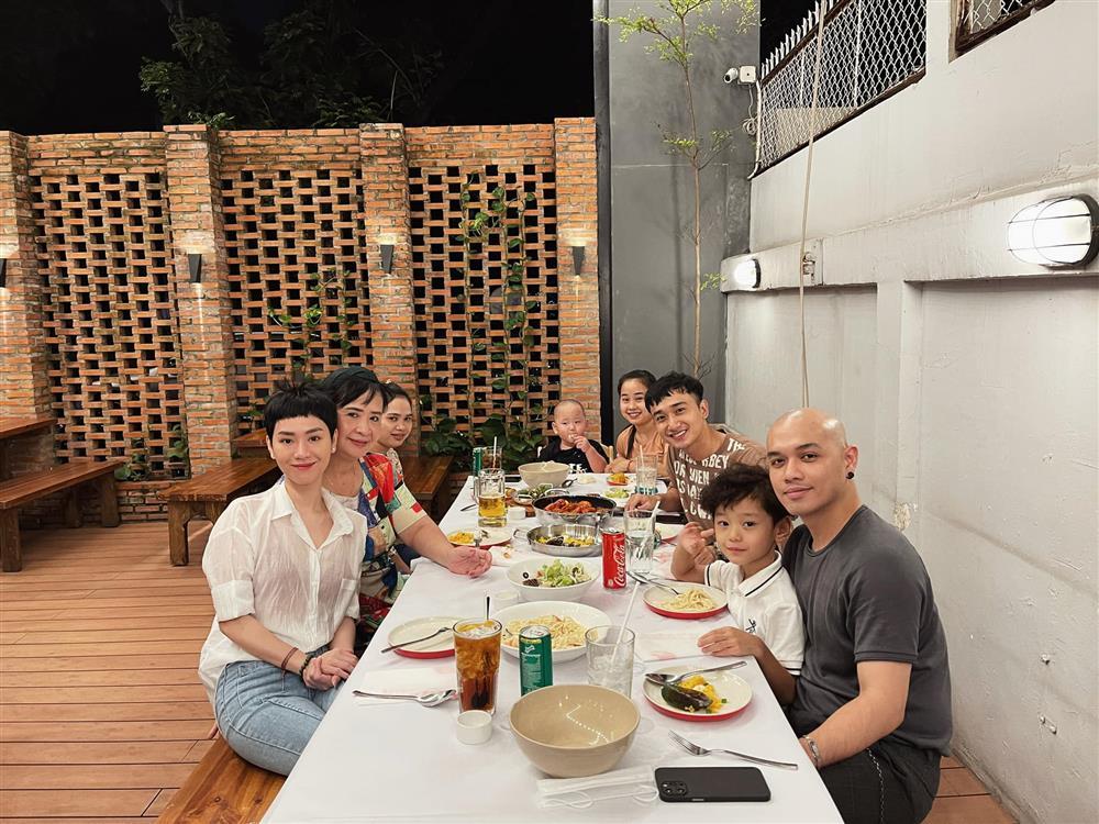 Loạt ảnh nạp năng lượng cực yêu của con trai Trà My Idol-1