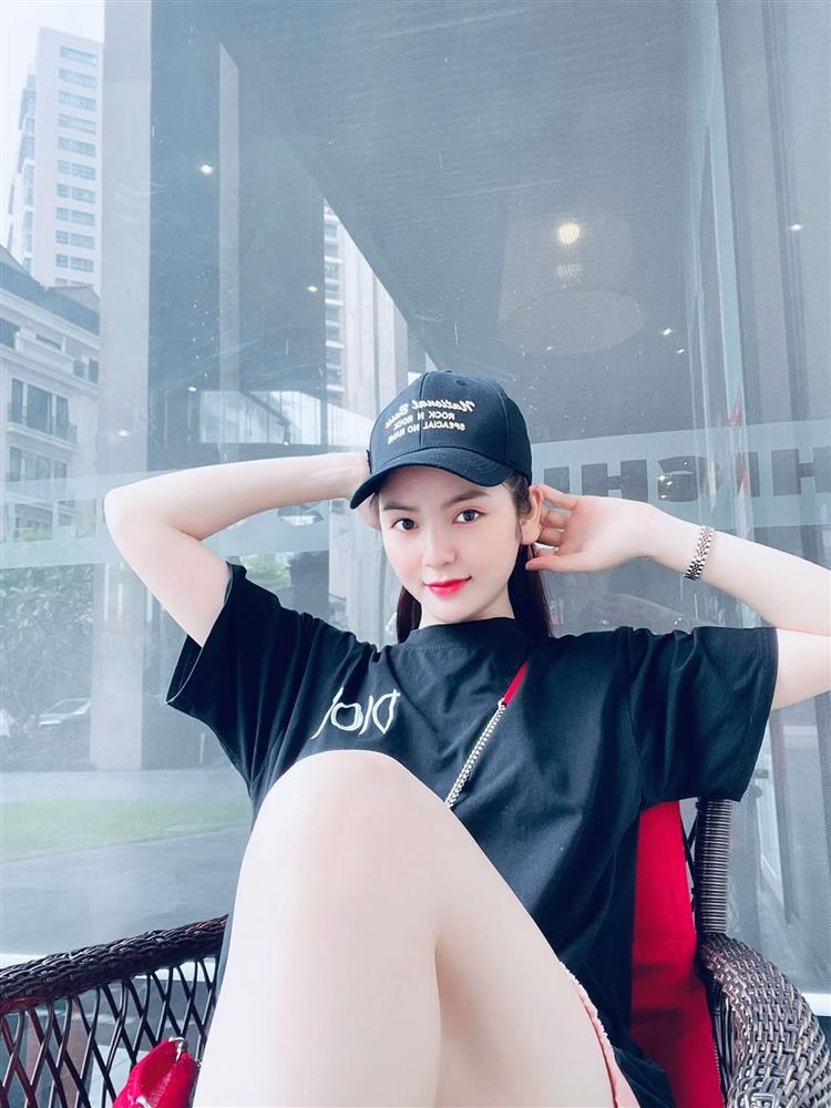 Mặt đẹp, body sexy hết nấc của bồ mới Quang Hải-6