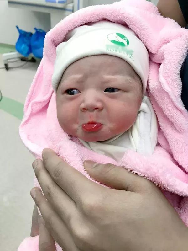 Các em bé vàng vừa sinh ra đã có biểu cảm hài hước chẳng khác gì người lớn-9