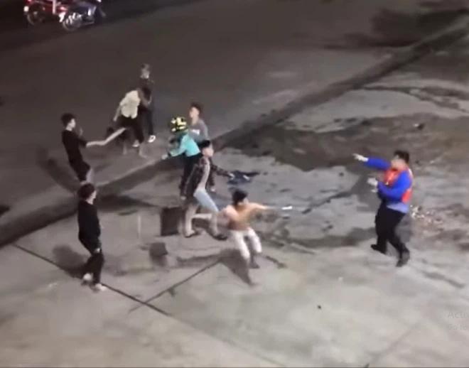 2 phượt thủ bị bộ đội làng tấn công, rút cả thứ giống súng ra dọa?-2