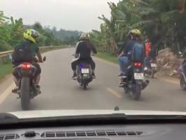 2 phượt thủ bị bộ đội làng tấn công, rút cả thứ giống súng ra dọa?-5