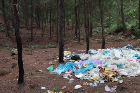 2 phượt thủ bị bộ đội làng tấn công, rút cả thứ giống súng ra dọa?-7