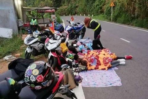 2 phượt thủ bị bộ đội làng tấn công, rút cả thứ giống súng ra dọa?-9