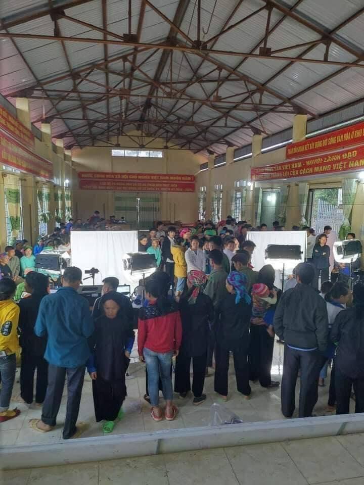 Loạt ảnh bà con chăn ấm nệm êm trong lúc chờ đợi làm căn cước công dân-1