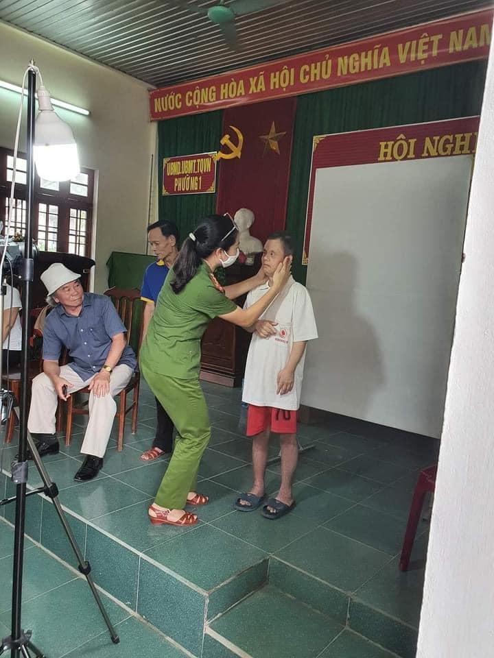 Loạt ảnh bà con chăn ấm nệm êm trong lúc chờ đợi làm căn cước công dân-5