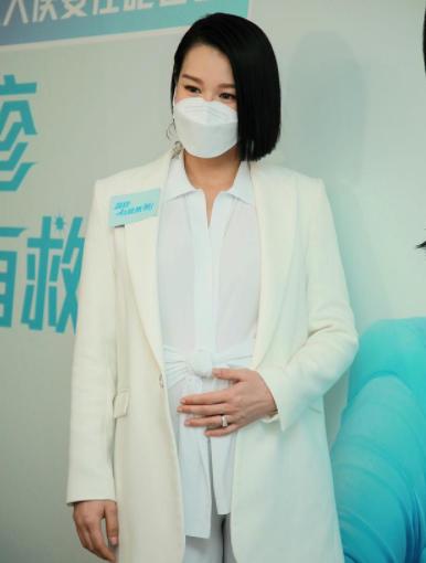 Hồ Hạnh Nhi sinh con trai thứ 3 ở tuổi 41-3