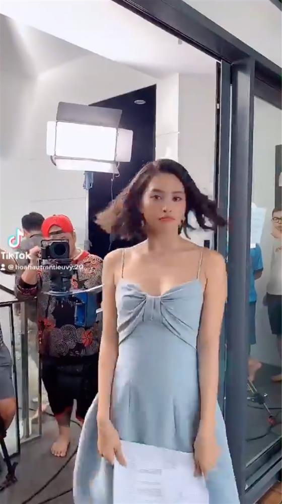 Hoa hậu Tiểu Vy ngồi hớ hênh suýt lộ vùng nhạy cảm-1