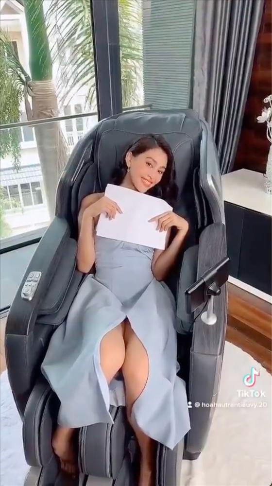 Hoa hậu Tiểu Vy ngồi hớ hênh suýt lộ vùng nhạy cảm-2