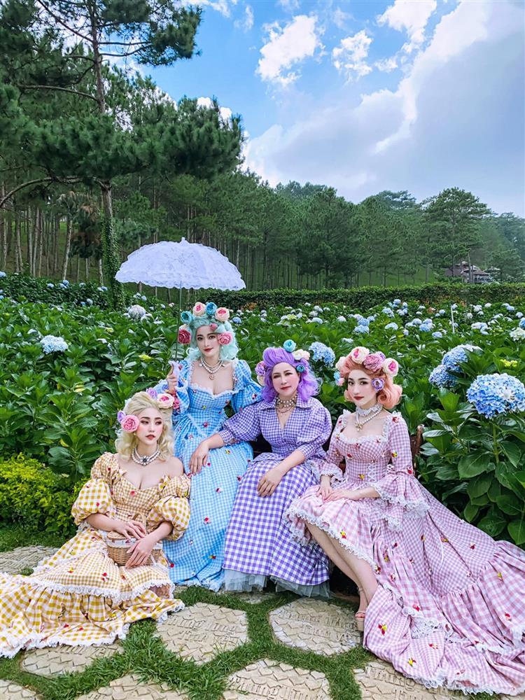 Đã mắt bộ ảnh gia đình lộng lẫy trong trang phục quý tộc bên cẩm tú cầu-6