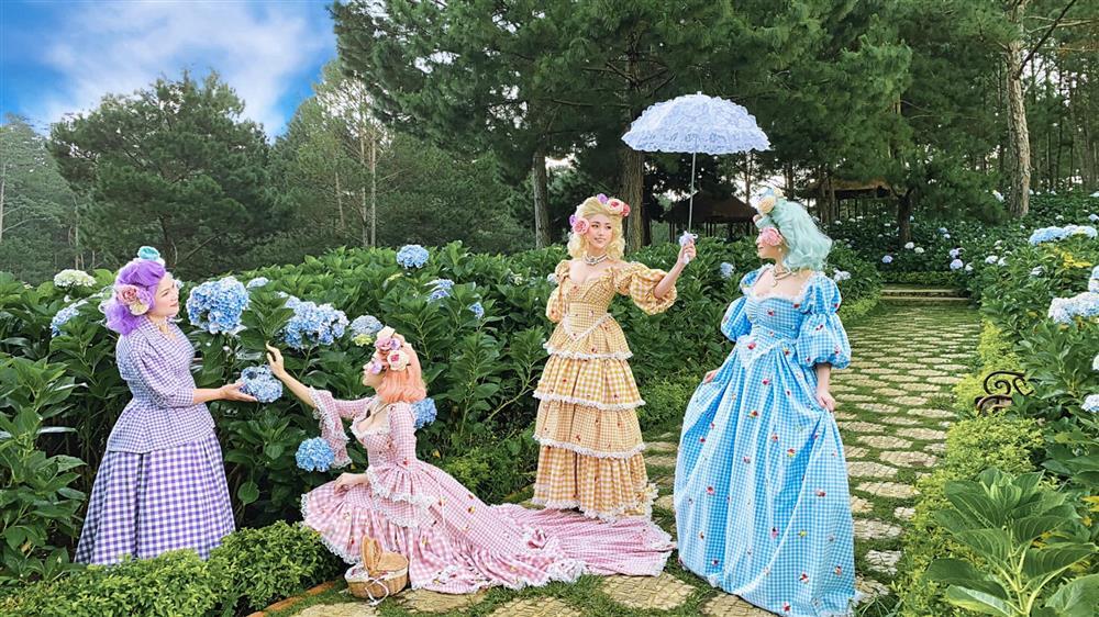 Đã mắt bộ ảnh gia đình lộng lẫy trong trang phục quý tộc bên cẩm tú cầu-11