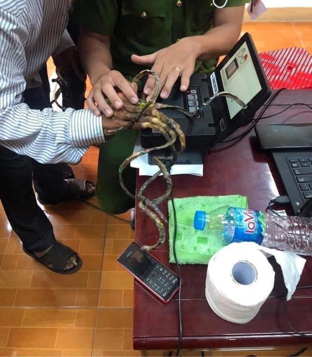 Dị nhân móng tay dài nhất Việt Nam: Cắt là ốm, thay áo mất 15-1