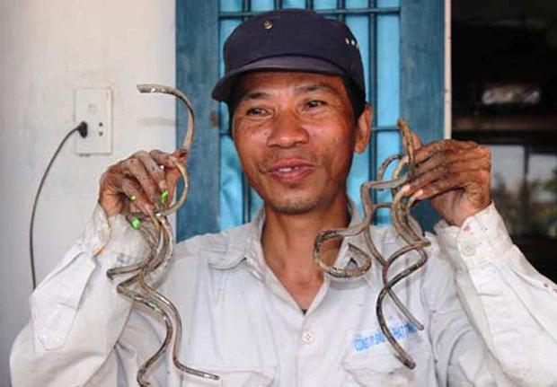 Dị nhân móng tay dài nhất Việt Nam: Cắt là ốm, thay áo mất 15-3