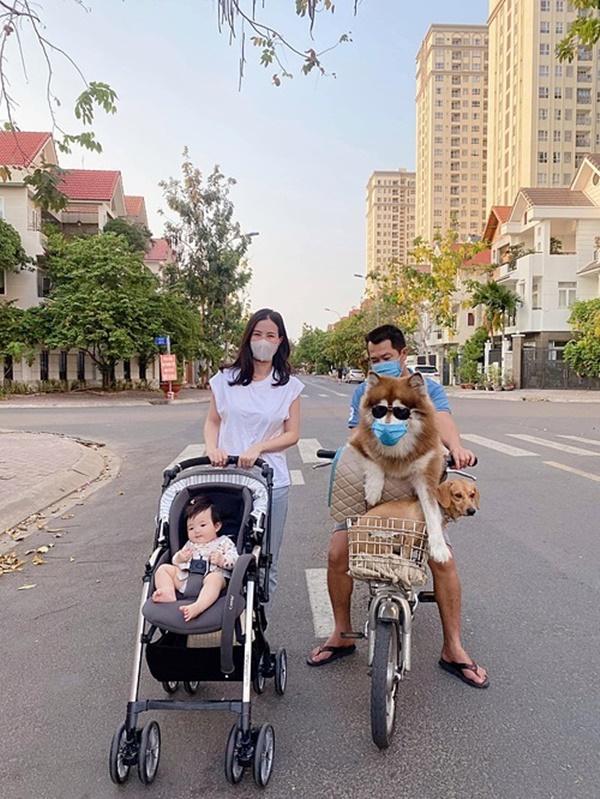 Đông Nhi đưa con gái Winnie đi dạo, khép lại tin sao Việt.