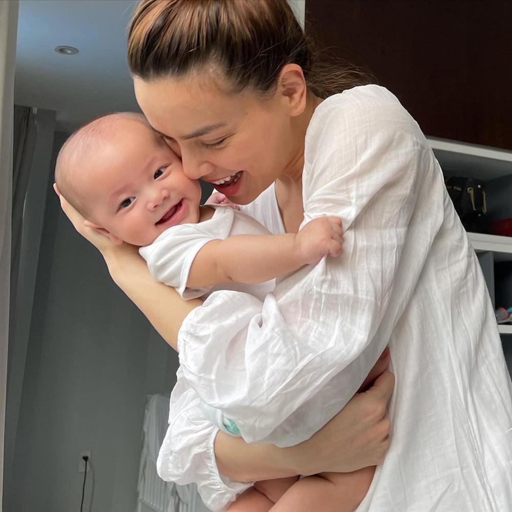 Hồ Ngọc Hà lộ dấu vết mẹ bỉm sữa khi chụp cùng ái nữ Lisa-1