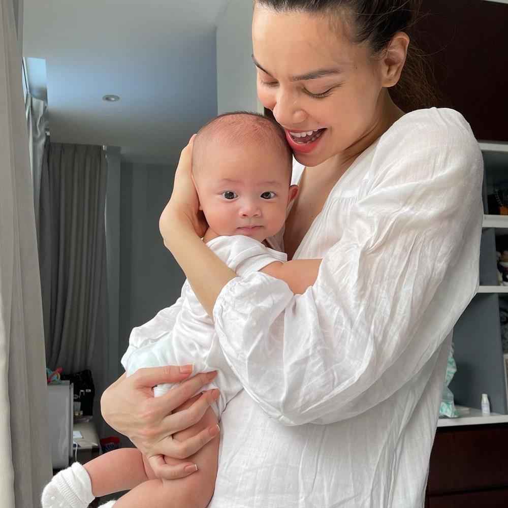 Hồ Ngọc Hà lộ dấu vết mẹ bỉm sữa khi chụp cùng ái nữ Lisa-3