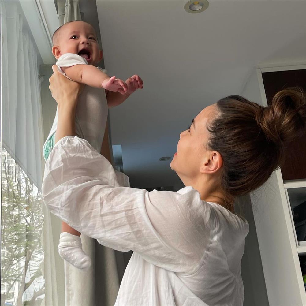 Hồ Ngọc Hà lộ dấu vết mẹ bỉm sữa khi chụp cùng ái nữ Lisa-4