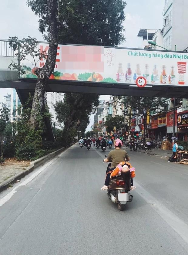 Hình ảnh bé gái ngủ gục, nằm ra yên xe máy trên đường khiến ai cũng thót tim-1