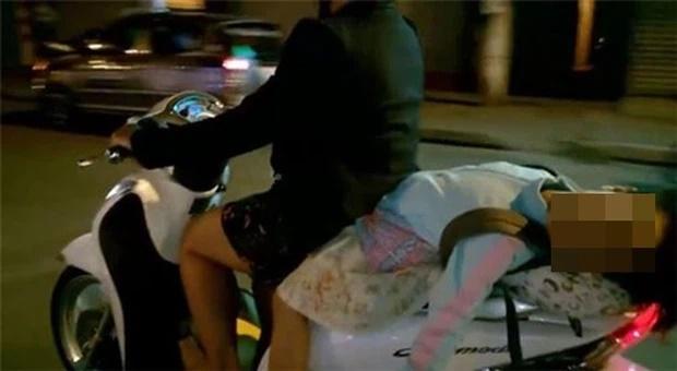 Hình ảnh bé gái ngủ gục, nằm ra yên xe máy trên đường khiến ai cũng thót tim-3