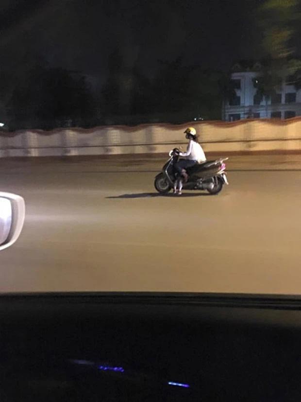 Hình ảnh bé gái ngủ gục, nằm ra yên xe máy trên đường khiến ai cũng thót tim-4