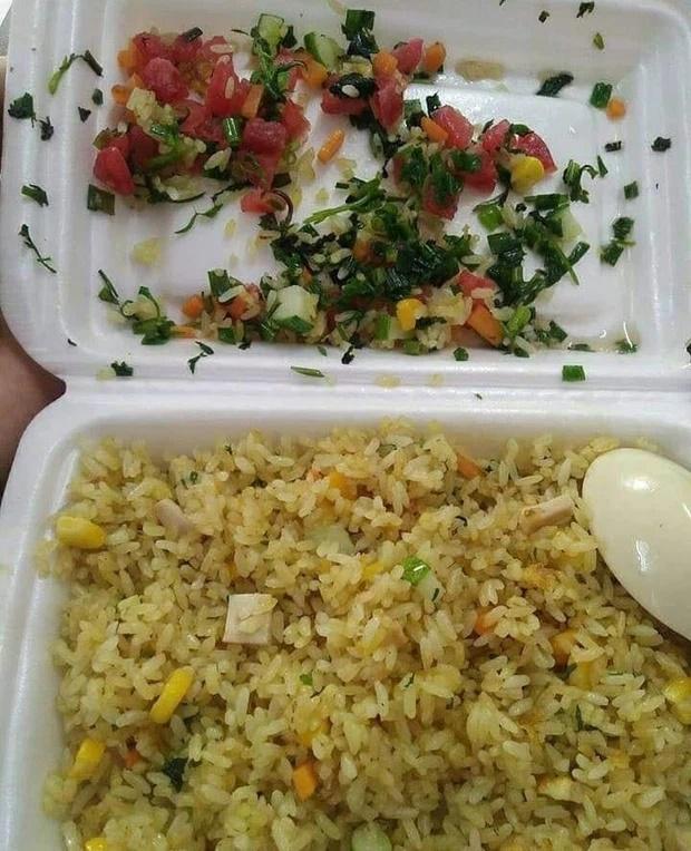 Cảnh giới mới của hội ghét hành: Ăn cơm rang nhặt ra từng cọng-1