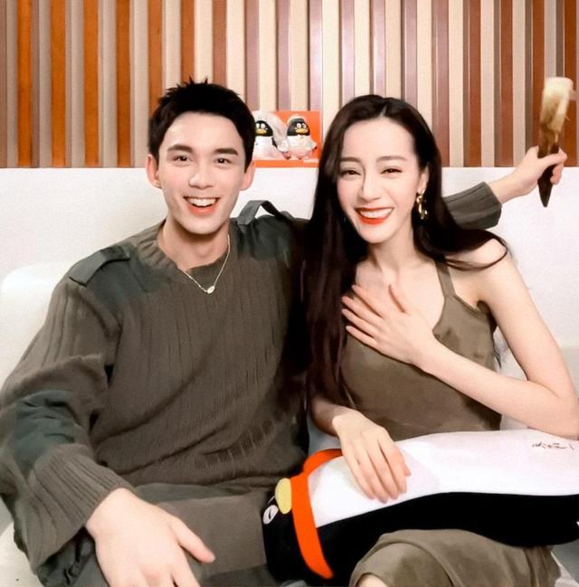 Địch Lệ Nhiệt Ba bị chê già hơn hẳn đàn em Ngô Lỗi-1