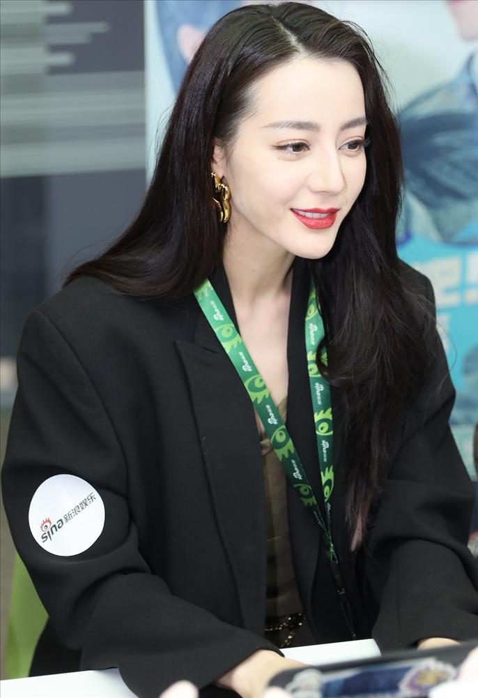 Địch Lệ Nhiệt Ba bị chê già hơn hẳn đàn em Ngô Lỗi-5