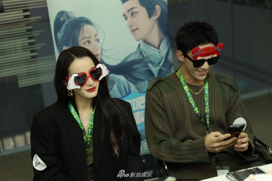 Địch Lệ Nhiệt Ba bị chê già hơn hẳn đàn em Ngô Lỗi-7