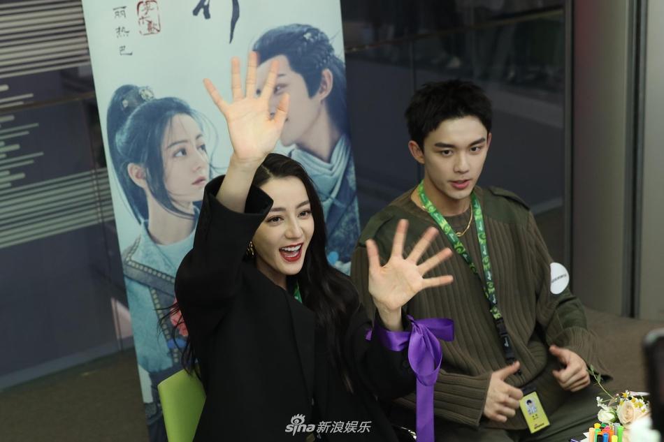 Địch Lệ Nhiệt Ba bị chê già hơn hẳn đàn em Ngô Lỗi-8