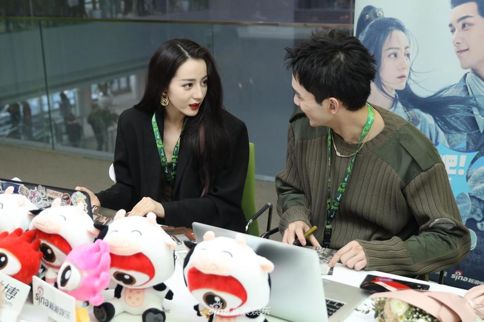 Địch Lệ Nhiệt Ba bị chê già hơn hẳn đàn em Ngô Lỗi-9