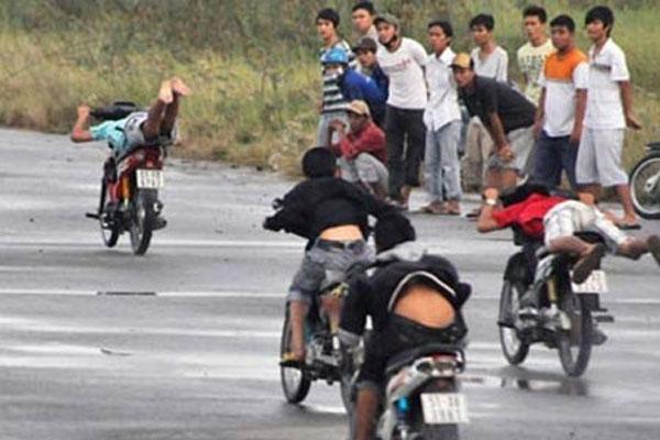 30 học sinh tụ tập đua xe, bốc đầu giữa dịch Covid-19 rồi khoe lên mạng xã hội-3