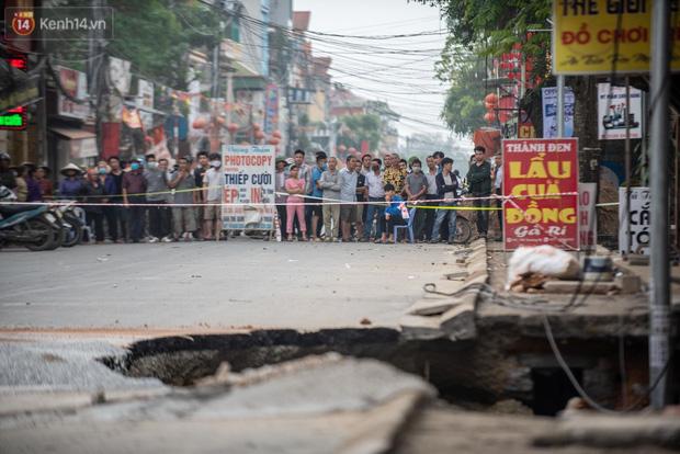 Cận cảnh hố tử thần ở Hà Nội sâu 5m nuốt chửng giàn khoan giếng-2