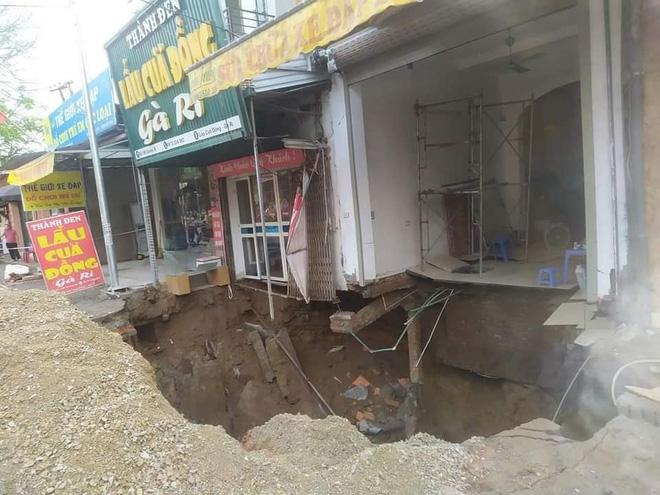 Cận cảnh hố tử thần ở Hà Nội sâu 5m nuốt chửng giàn khoan giếng-5