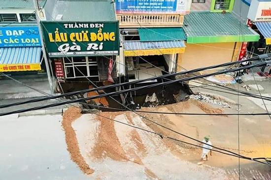 Cận cảnh 'hố tử thần' ở Hà Nội sâu 5m 'nuốt chửng' giàn khoan giếng