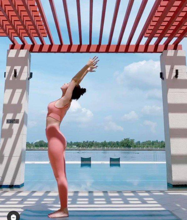 Bảo Anh - Chi Pu - Hà Hồ tập yoga mọi lúc mọi nơi để giữ body đẹp như tạc-15
