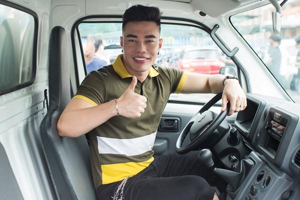 Lê Dương Bảo Lâm lái ô tô trước khi có bằng?-3