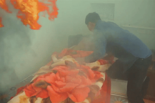 Cãi nhau với vợ, chồng xả khí gas đốt ngôi nhà gỗ trị giá nửa tỷ đồng-2