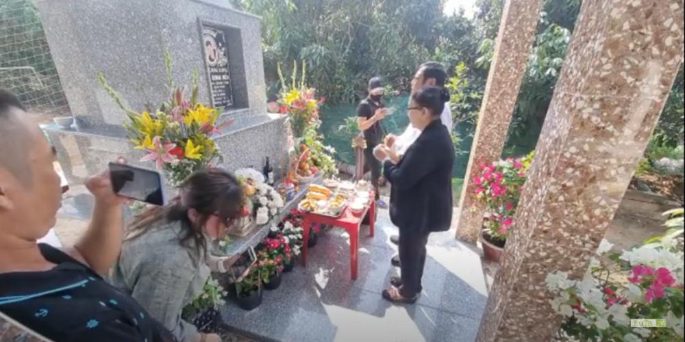 100 ngày mất Vân Quang Long: Gia đình làm lễ tưởng niệm, Lâm Vũ thăm mộ bạn thân-3