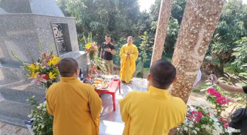 100 ngày mất Vân Quang Long: Gia đình làm lễ tưởng niệm, Lâm Vũ thăm mộ bạn thân-4