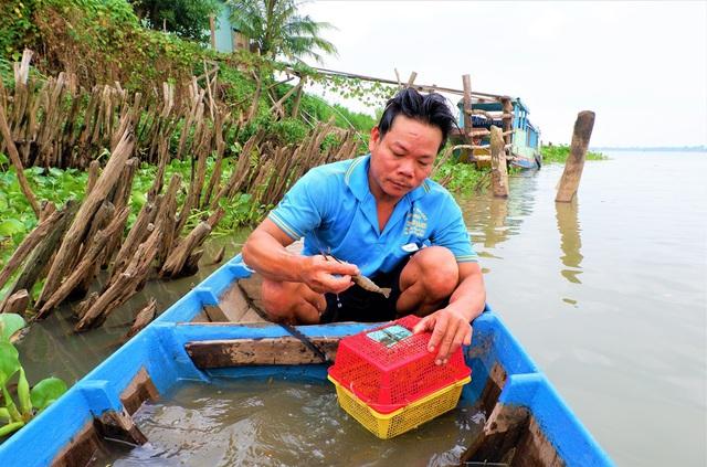 Dị nhân miền Tây tay không bắt cá bách phát bách trúng-1