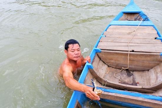 'Dị nhân' miền Tây tay không bắt cá 'bách phát bách trúng'